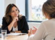 Deux femmes échangent lors d'un entretien de coaching professionnel.